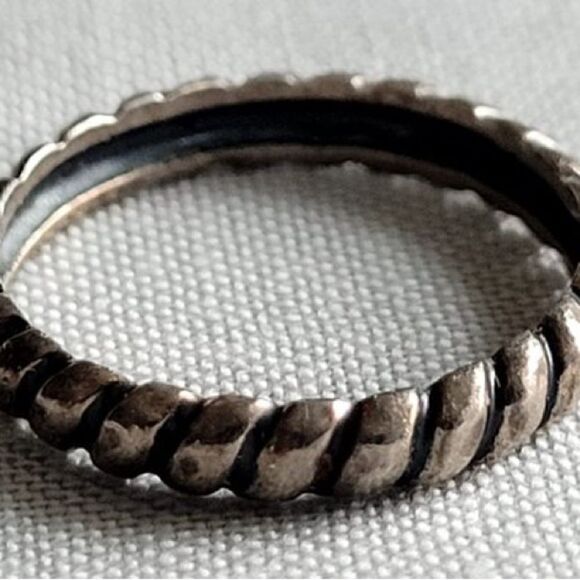 Vintage Sterling Silver Twisted Band Ring. Size 5.75. - Picture 3 of 4